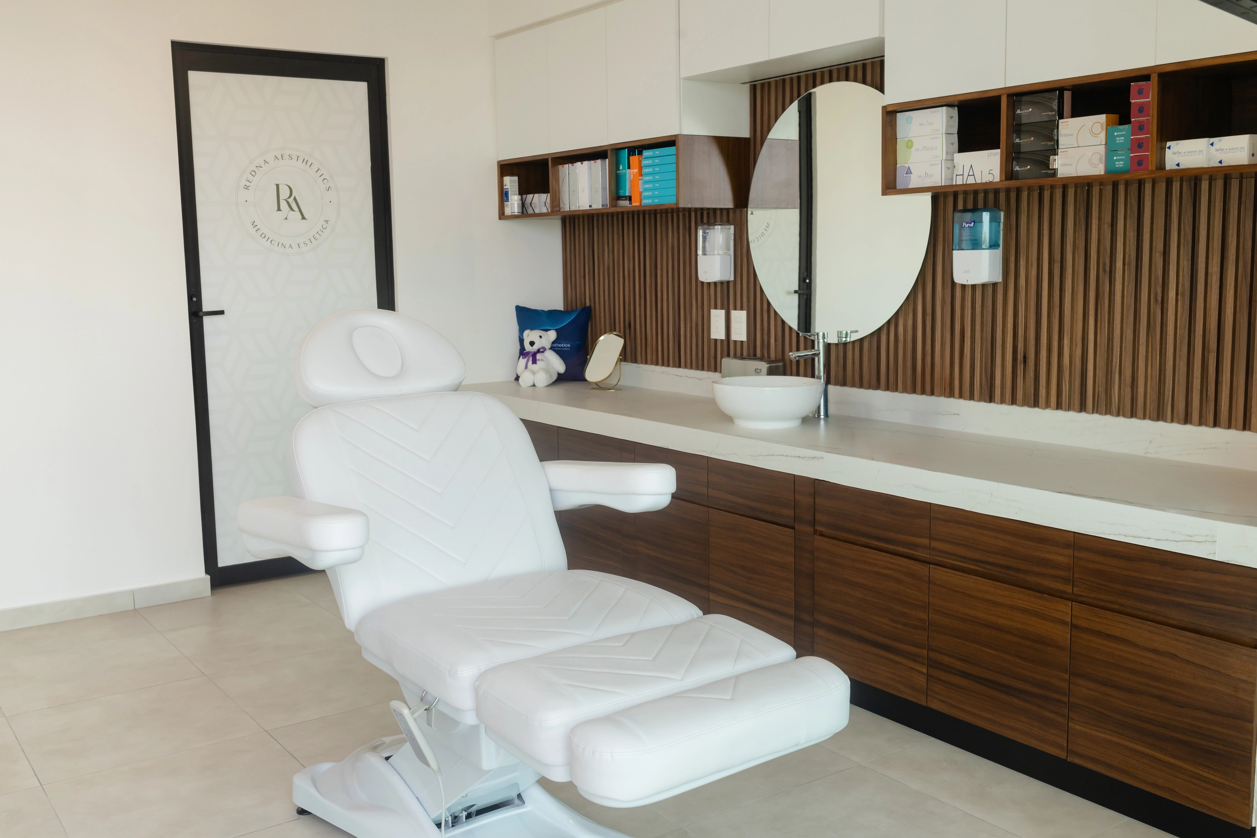 Treatment chair and wood-panelled wall in the Redna Aesthetics clinic